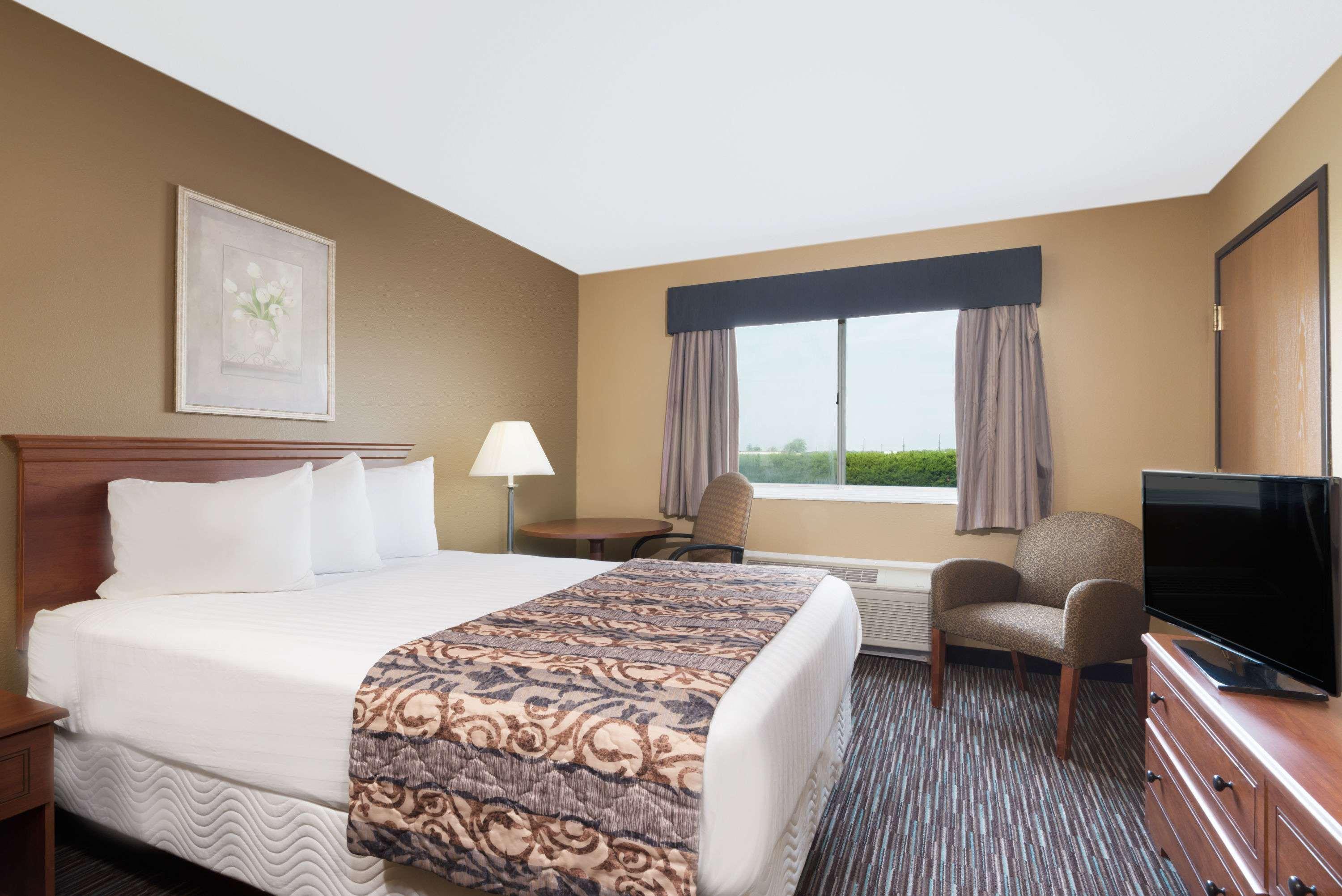 Hotel Baymont By Wyndham Columbus/Rickenbacker Extérieur photo