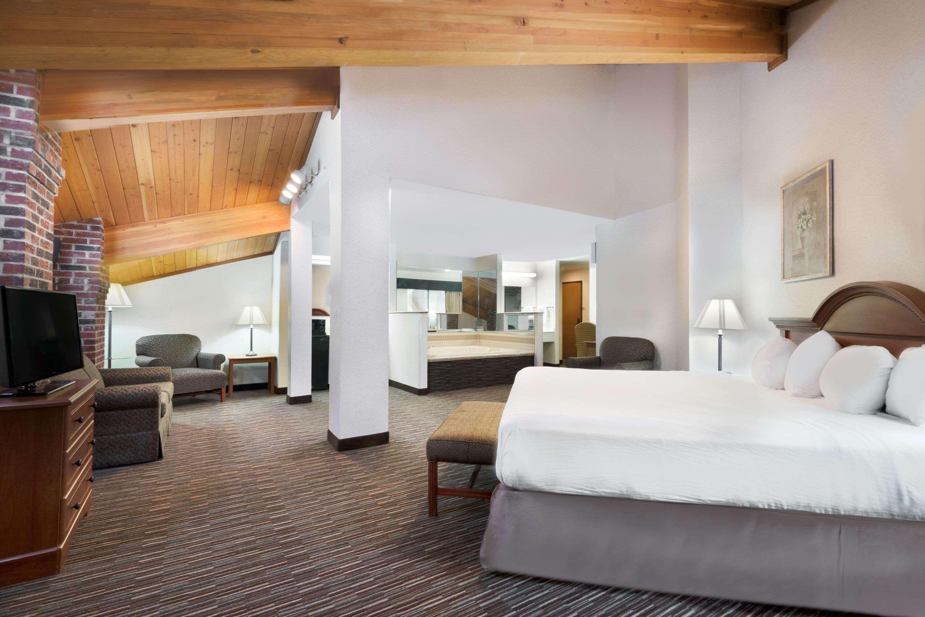 Hotel Baymont By Wyndham Columbus/Rickenbacker Extérieur photo