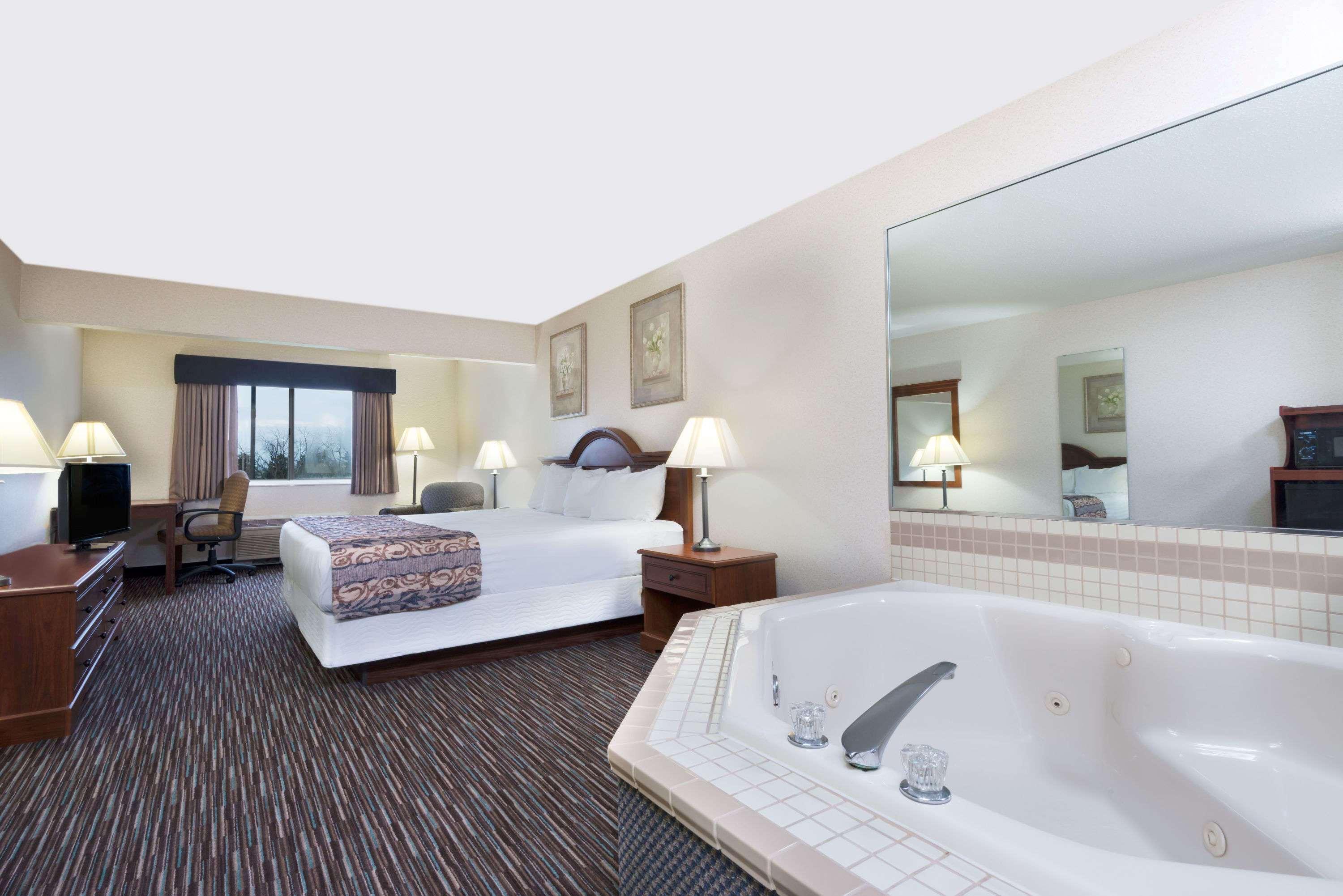 Hotel Baymont By Wyndham Columbus/Rickenbacker Extérieur photo