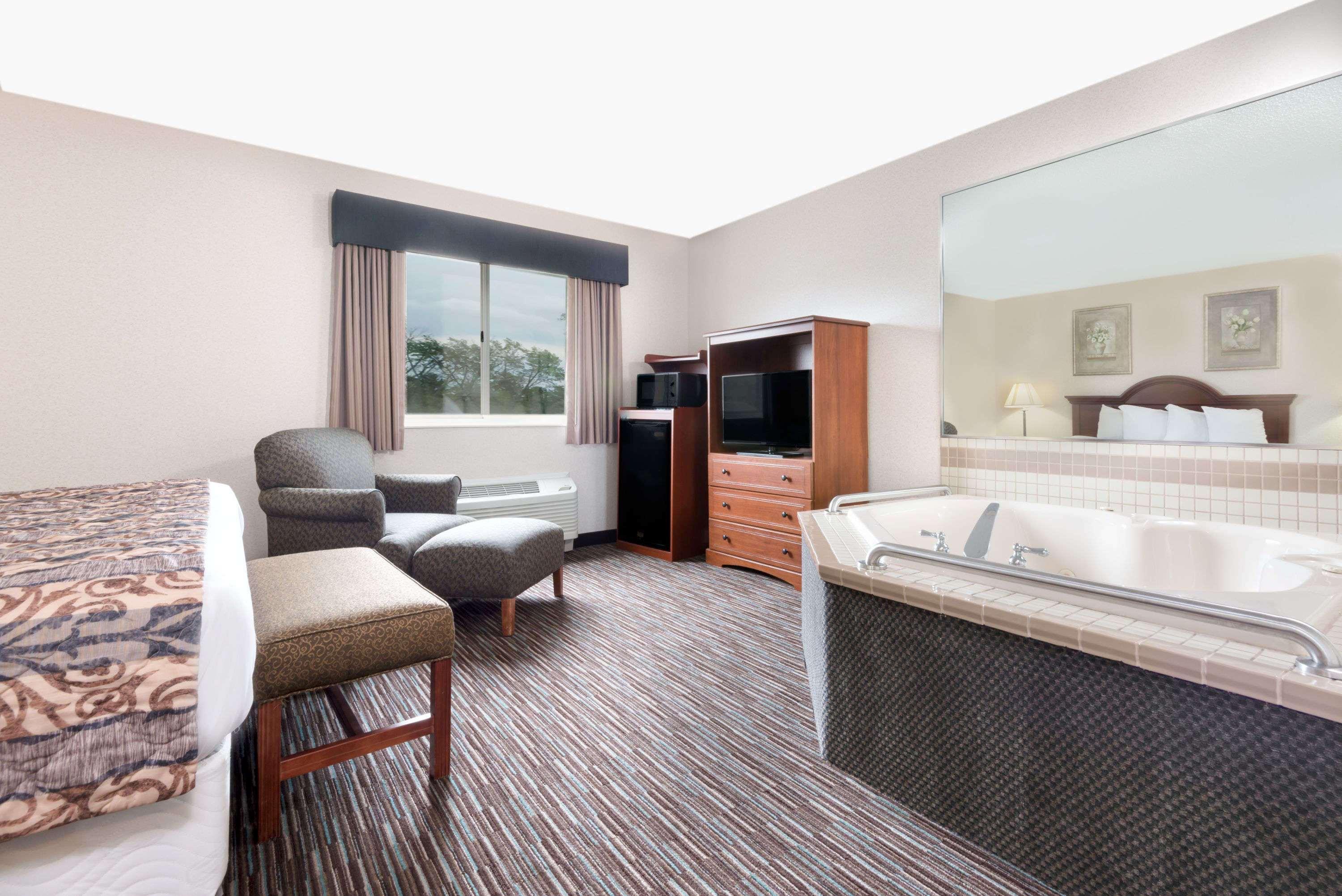 Hotel Baymont By Wyndham Columbus/Rickenbacker Extérieur photo