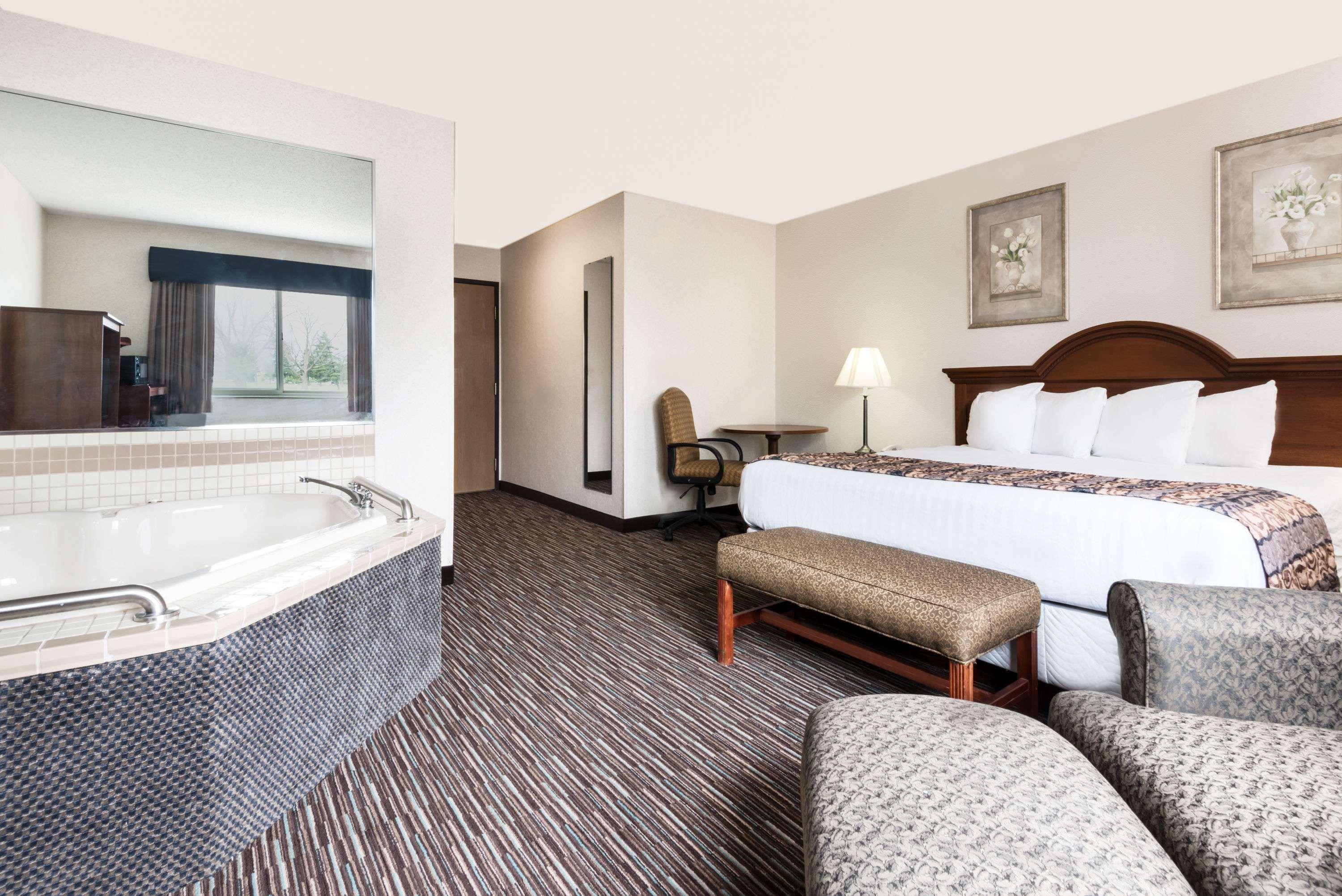 Hotel Baymont By Wyndham Columbus/Rickenbacker Extérieur photo