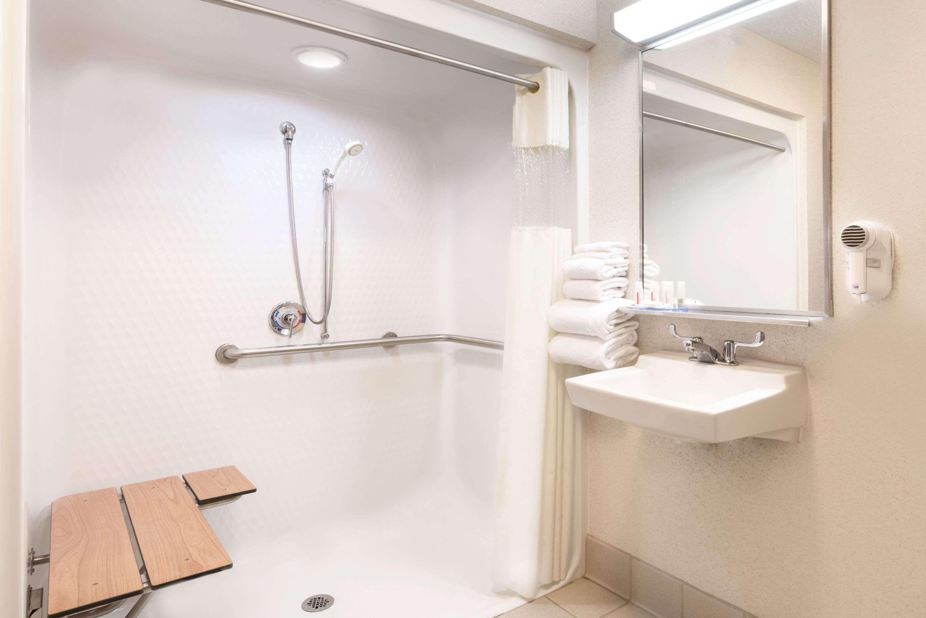 Hotel Baymont By Wyndham Columbus/Rickenbacker Extérieur photo
