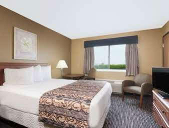Hotel Baymont By Wyndham Columbus/Rickenbacker Extérieur photo
